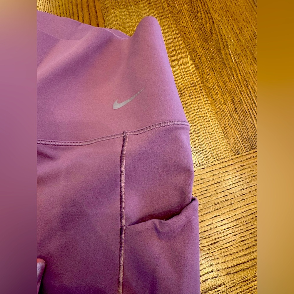 Nike Universa Leggings- in great shape!!